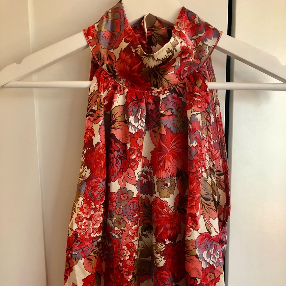 EUC Sleeveless mock neck floral top